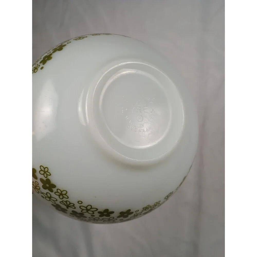 Vintage Pyrex 443 Spring Blossom Cinderella Bowl 2.5 Qt White Green Flowers 70s